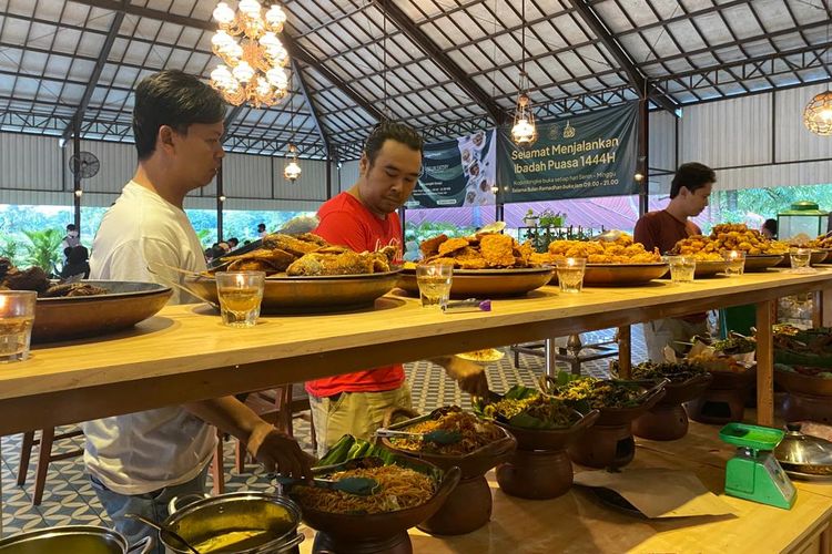 Aneka menu prasmanan di Kopi Njongke, Kabupaten Sleman, DIY. 