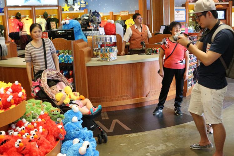 Toko suvenir di Universal Studios Singapore, Rabu (8/2/2017). Tempat wisata yang berada di Pulau Sentosa ini bisa dibilang wajib dikunjungi wisatawan saat melancong ke Singapura termasuk wisatawan Indonesia.