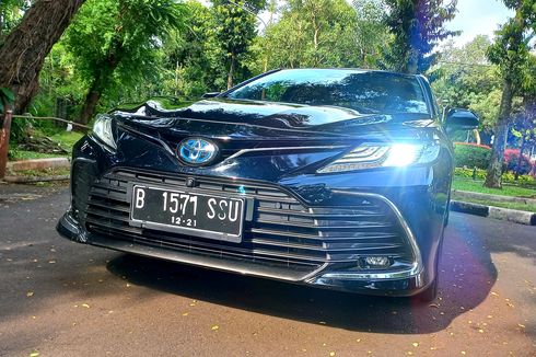 [VIDEO] Toyota Camry Hybrid 2021, Nyaman dan Irit 