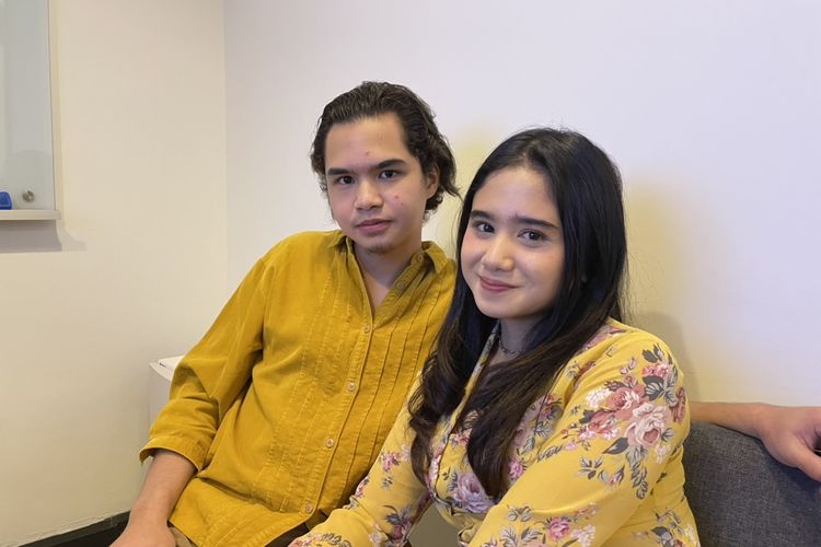 Dul Jaelani dan Tissa Biani  saat berbincang dengan Kompas.com di Studio Resso, kawasan Setia Budi, Jakarta Selatan, Jumat (10/6/2022).