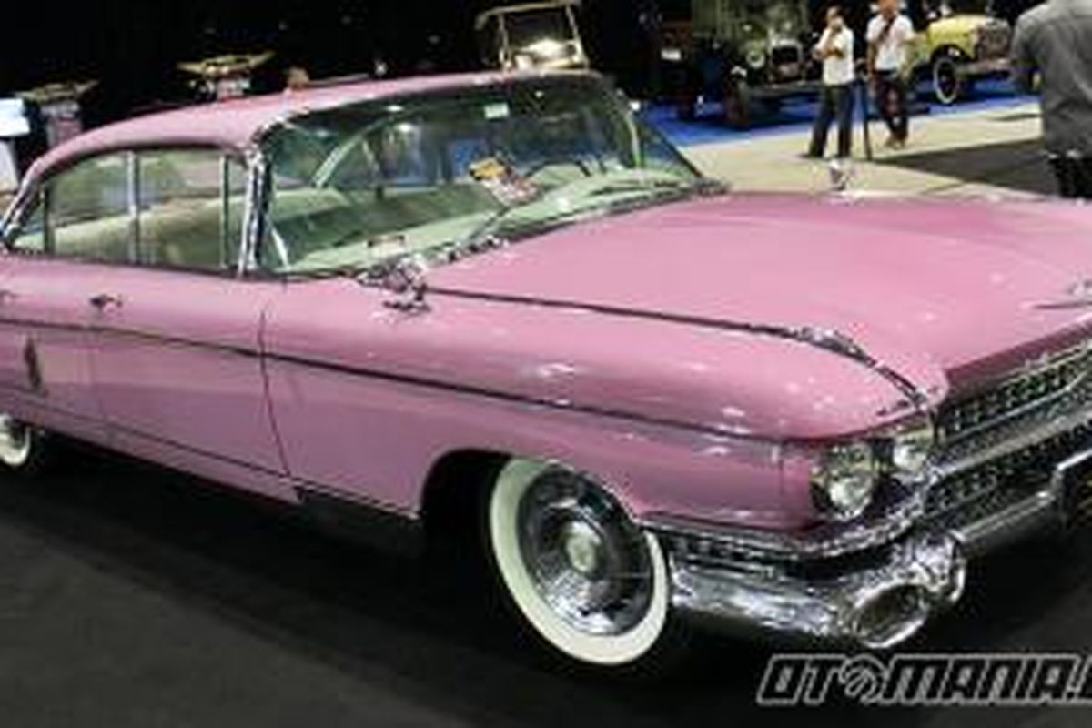 Replika mobil Elvis Cadillac 62 Series Sedan