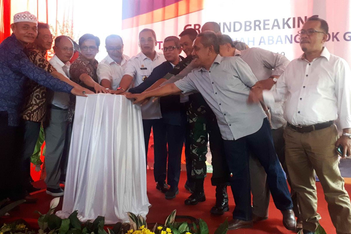 Pembangunan tempat penampungan sementara (TPS) pedagang Blok G, Tanah Abang dimulai Rabu (24/4/2019) hari ini.   Pembangunan dimulai dengan peletakan batu pertama (groundbreaking) oleh Direktur Utama Perumda Pasar Jaya Arief Nasrudin didampingi Wali Kota, Bayu Megantara dan Direktur Utama PD Pembangunan Sarana Jaya, Yoory C Pinontoan. 