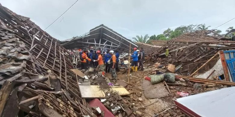?Proses evakuasi pencarian Ashika di Desa Gintung diperkirakan tertimbun hingga satu meter di bawah beton-beton yang bertumpuk.
