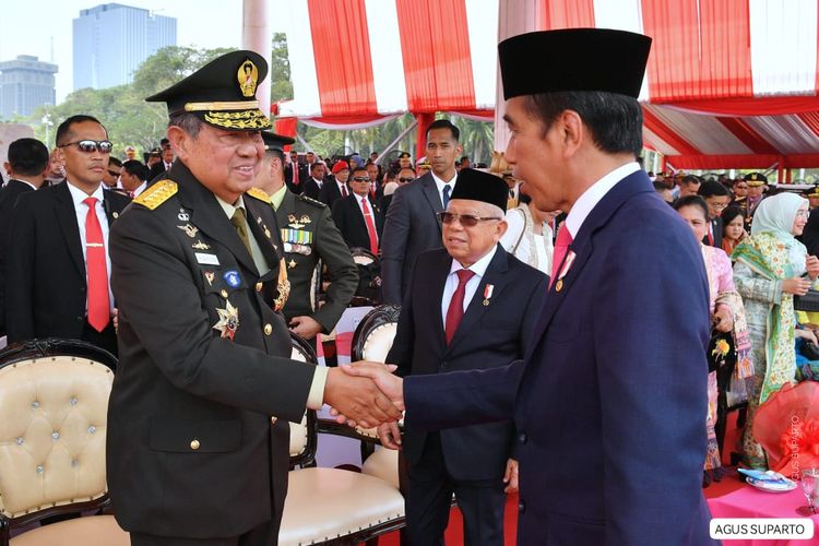 Presiden Joko Widodo bersalaman dengan Presiden keenam Republik Indonesia Susilo Bambang Yudhoyono saat menghadiri upacara peringatan HUT TNI di Lapangan Monumen Nasional, Jakarta, Kamis (5/10/2023).