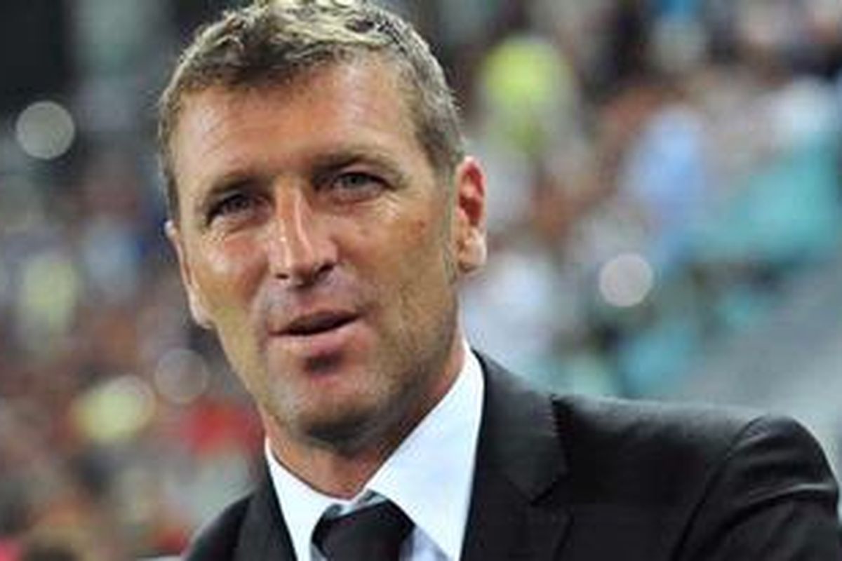 Asisten Pelatih Juventus Massimo Carrera  yang menggantikan posisi Antonio Conte yang sedang menjalani hukuman skorsing 10 bulan. 