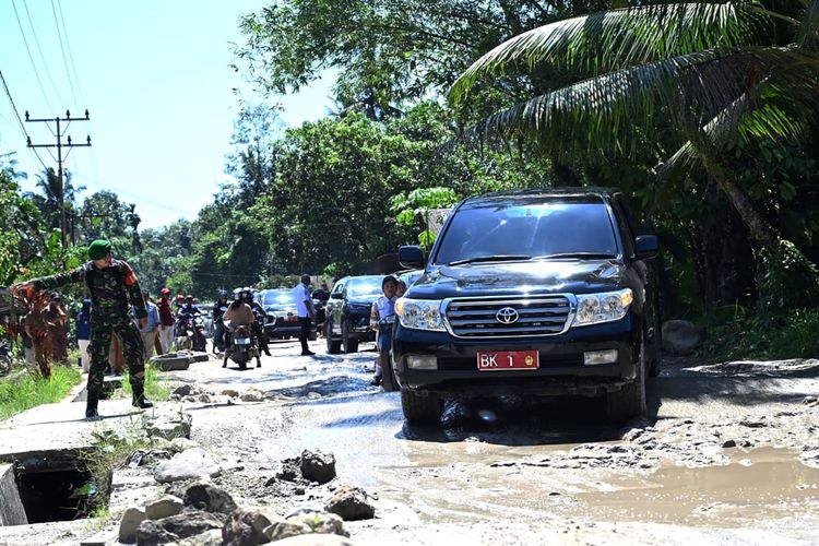 Mobil Gubernur Sumut, Bobby Nasution saat melintasi jalan rusak di Kota Gunung Sitoli, Senin (10/3/2025)