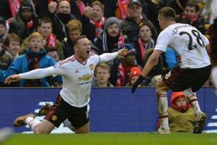Wayne Rooney rayakan gol Manchester United ke gawang Liverpool di Anfield, Minggu (17/1/2016).