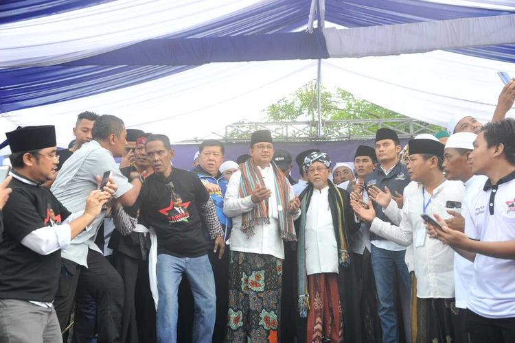 Mantan Gubernur DKI Jakarta, Anies Baswedan bertemu dengan para ulama Madura di Kabupaten Sampang, Jawa Timur, Sabtu (18/3/2023). Anies meminta doa dan restu setelah mendapatkan mandat untuk mencalonkan diri sebagai presiden pada tahun 2024 mendatang.