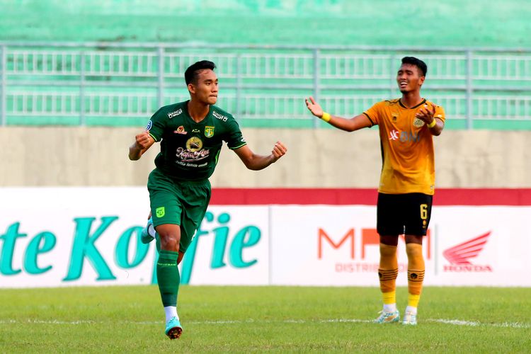 Pemain Persebaya Surabaya Rizky Ridho selebrasi seusai menjebol gawang Bhayangkara FC saat pertandingan pekan ke-20 Liga 1 2022-2023 yang berakhir dengan skor 2-1 di Stadion Gelora Joko Samudro Gresik, Senin (23/1/2023) sore.