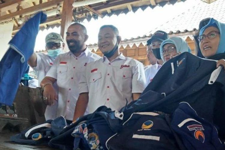 Pengurus DPD Partai Nasdem Sukoharjo yang dipimpin Agus Tri Raharjo dan Yansen melepas baju kebanggan mereka saat jumpa pers, Jumat (28/8/2020). 