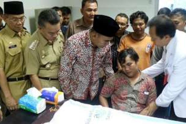 Menteri Pendidikan dan Kebudayaan RI, Muhadjir Effendy, menemui ayah Intan Olivia, bocah korban bom gereja yang meninggal dunia setelah menjalani perawatan, di ruang jenazah RSUD AW Syahranie, Samarinda, Senin (14/11/2016).