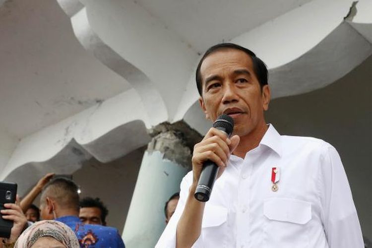 Presiden Joko Widodo bernyanyi saat meninjau Masjid Atta Darut, Kabupaten Pidie Jaya, Aceh, Jumat (9/12/2016). Masjid itu merupakan lokasi kedua yang dikunjungi Presiden Joko Widodo. Selanjutnya, Jokowi bertolak ke posko penampungan pengungsi di Kecamatan Meurah Dua, Pidie Jaya dan terakhir, Presiden juga akan mengunjungi gedung Pesantren Mudi Mesra, Kecamatan Samalanga, Kabupaten Bireun.