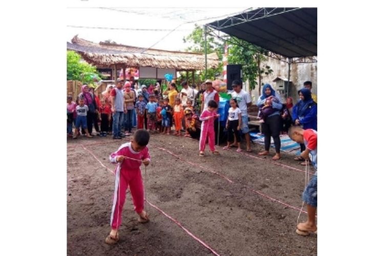 Pada soft launching Pasar Bathok Maret 2019 lalu diadakan berbagai macam kegiatan menarik, salah satunya dolanan anak, yaitu enggrang batok, enggrang bambu, dan lompat meja.