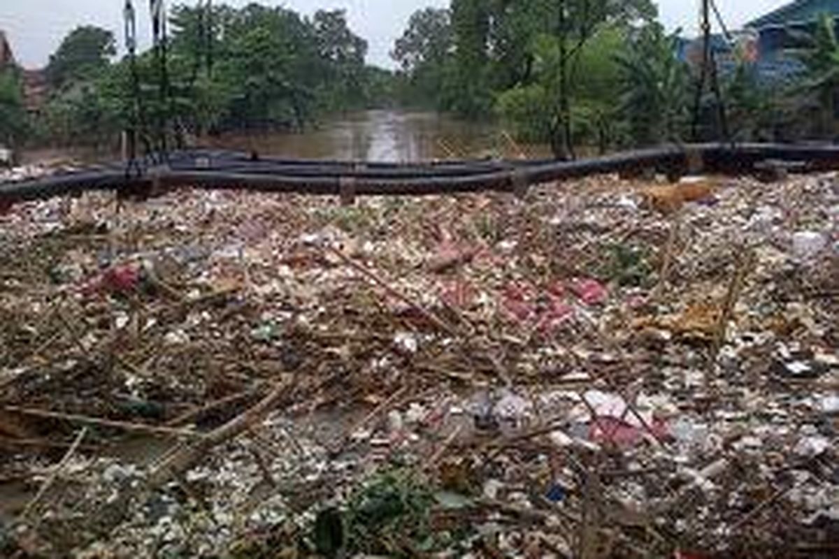 Sampah Menumpuk di Sungai Ciliwung yang Melewati Jalan Raya Kalibata