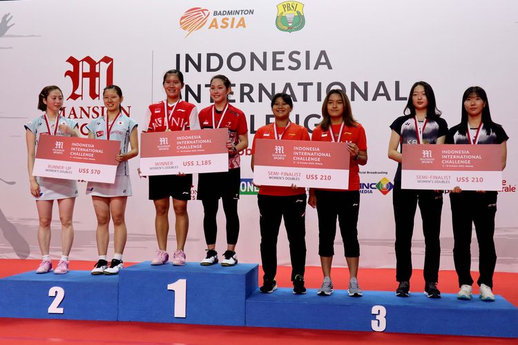 Juara Indonesia International Challenge 2022 ganda putri Indonesia Lanny Tria Mayasari dan Ribka Sugiarto di GOR Platinum Araya Malang, Minggu (16/10/2022) malam. 