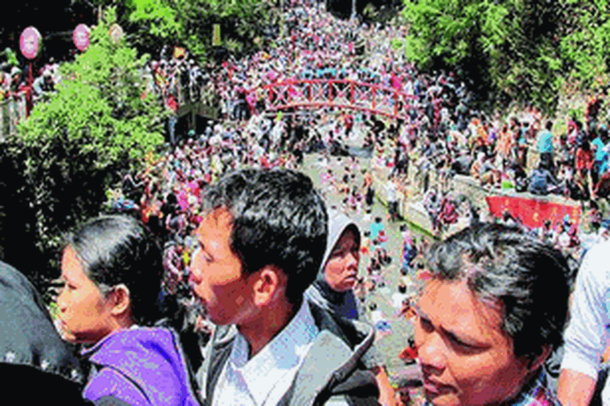 Wisata pemandian air panas alami Guci di Kecamatan Bumijaya, Kabupaten Tegal, sekitar 42 kilometer arah tenggara Kota Tegal, Jawa Tengah, menjadi lokasi rekreasi andalan di kabupaten itu. Kolam air panas pancuran 5, terletak di utara jembatan, seperti terlihat beberapa waktu lalu, menjadi titik berkumpul wisatawan. Mereka beramai-ramai mandi dan berendam menikmati air panas alami yang mengalir deras dan jernih.
