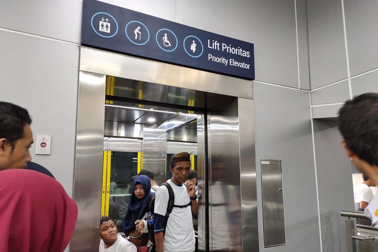 Lift prioritas di Stasiun MRT Bundaran HI, Jakarta, sudah beroperasi sejak ujicoba Maret 2019.