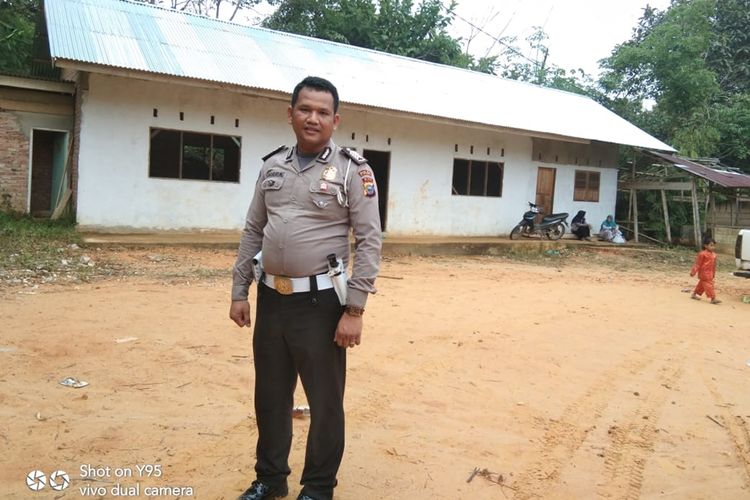 Anggota Ditlantas Polda Riau, Bripka Ralon Manurung saat mengunjungi sekolah dasar yang ia bangun di Dusun Sialang Harapan, Desa Batu Sasak, Kecamatan Kampar Kiri Hulu, Kabupaten Kampar, Riau.