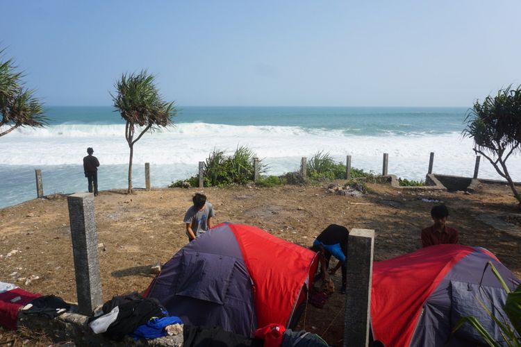 Sebagian Wisatawan Melakukan Camping di Pantai Watu Lawang, Tepus, Gunungkidul, Jumat (20/7/2018)