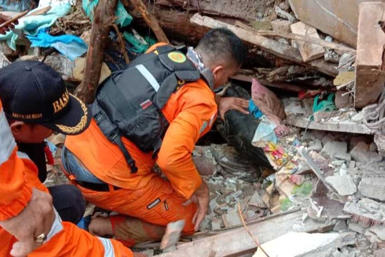 Petugas Tim SAR Gabungan saat proses pencarian dan mengevakuasi korban yang tewas tertimbun material longsor di Kecamatan Andam Dewi, Tapanuli Tengah, Rabu (29/1/2020). Akibat kejadian banjir dan longsor tersebut, sedikitnya tujuh warga dinyayatakan meninggal dunia.