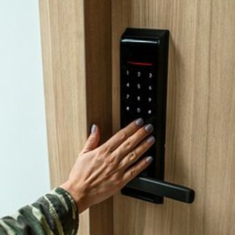 Ilustrasi pintu dengan sistem keamanan smart lock.