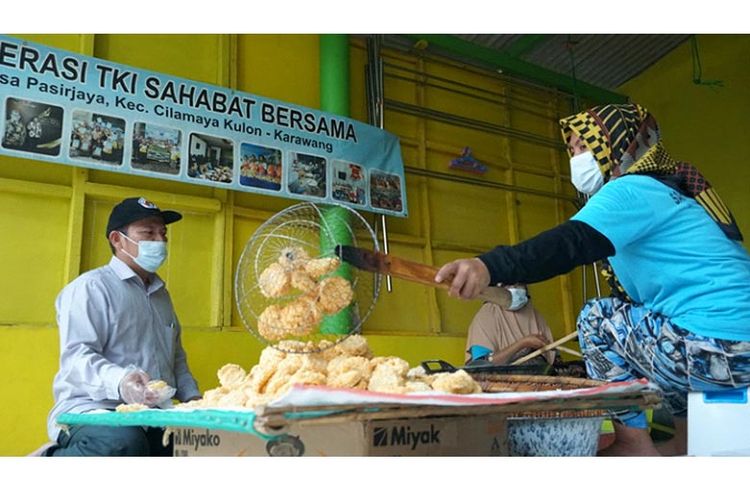 Proses pembuatan snack di Koperasi TKI Sahabat Bersama.