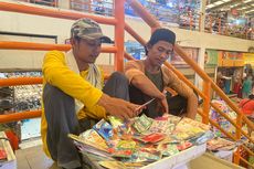 Kisah Alek, Warga Bogor yang Merantau di Pasar Koja demi Jual Amplop Lebaran