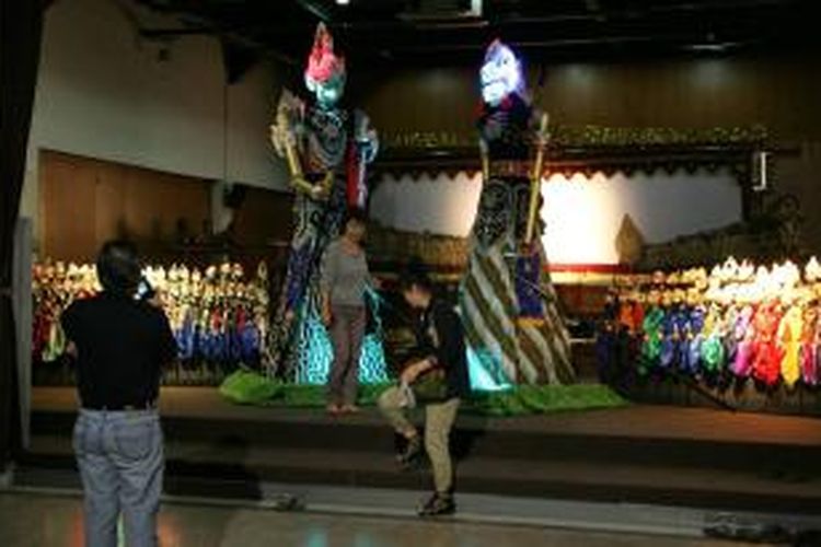 Pengunjung melihat wayang yang dipamerkan pada Festival Wayang Indonesia 2013 di pelataran Museum Fatahillah, Jakarta, Jumat (5/7). Festival selain diisi lomba dalang juga pentas berbagai jenis wayang dari beberapa daerah. Festival akan berlangsung hingga 7 Juli 2013. 