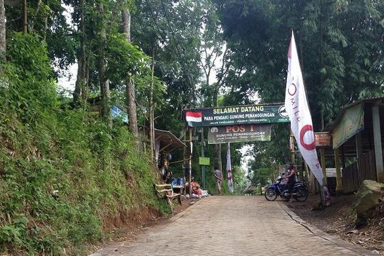 Jalan menuju pos awal pendakian Gunung Penanggungan di jalur Desa Tamiajeng, Kecamatan Trawas, Kabupaten Mojokerto, Jawa Timur, Selasa (10/5/2016).