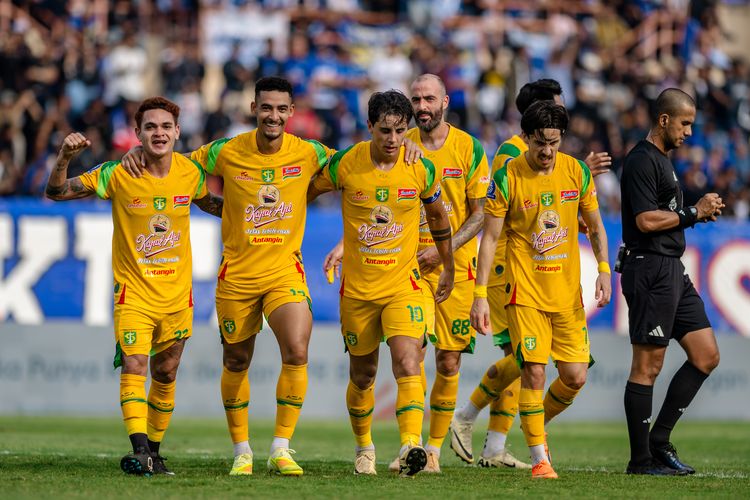 Pemain Persebaya Surabaya selebrasi usai menjebol gawang PSIM Yogyakarta yang berakhir dengan skor 0-3 pada pekan ke-18 Super League 2025-2026 di Stadion Sultan Agung Bantul, Minggu (25/1/2026) sore.