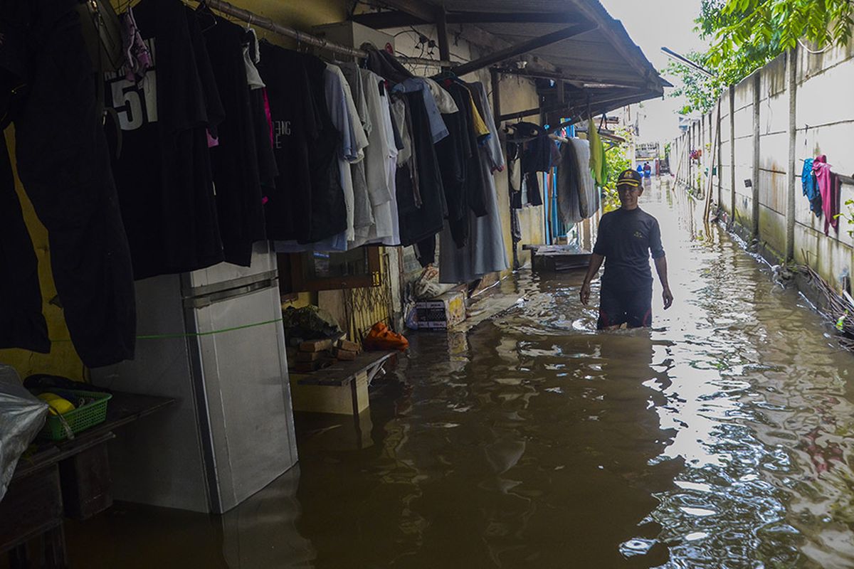 Warga beraktivitas di kampung Buaran Jaya, Harapan Mulya yang terendam banjir di Bekasi, Jawa Barat, Selasa (21/1/2020). Menurut warga banjir memasuki rumah warga pada pukul 04.00 WIB setinggi 60-90 cm akibat curah hujan tinggi dan saluran drainase yang buruk.