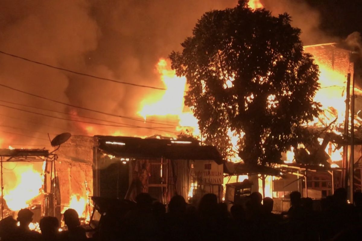 Kebakaran terjadi di Jalan Jenderal Basuki Rachmat dekat Pasar Gembrong, Cipinang Besar Utara, Jatinegara, Jakarta Timur terbakar pada Minggu (24/4/2022) sekitar pukul 21.15 WIB.