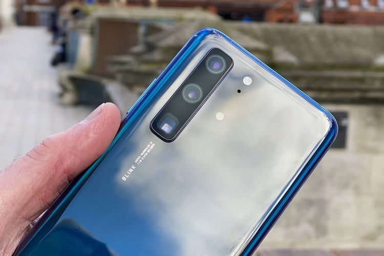 Deretan kamera belakang di ponsel purwarupa yang diduga sebagai Huawei P40.