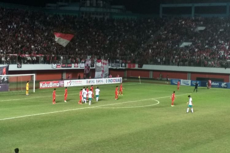 Suasana laga timnas U16 Indonesia vs Vietnam pada final Piala AFF U16 2022 di Stadion Maguwoharjo, Sleman, Yogyakarta, Jumat (12/8/2022) malam WIB.
