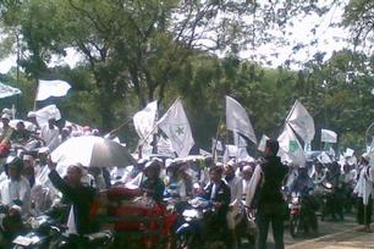 Ribuan massa Front Pembela Islam berunjuk rasa di depan Istana Presiden, Jakarta, Sabtu (30/7/2011). Mereka menuntut pembubaran Ahmadiyah.