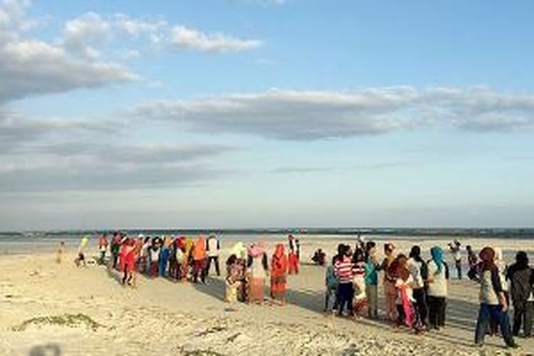 Tanakeke, gugusan kepulauan di Kabupaten Takalar, memesona dengan pasir putih, pantai landai, air yang bersih, mangrove, dan biota endemik. Pulau ini menjadi alternatif tempat berwisata sekaligus belajar.