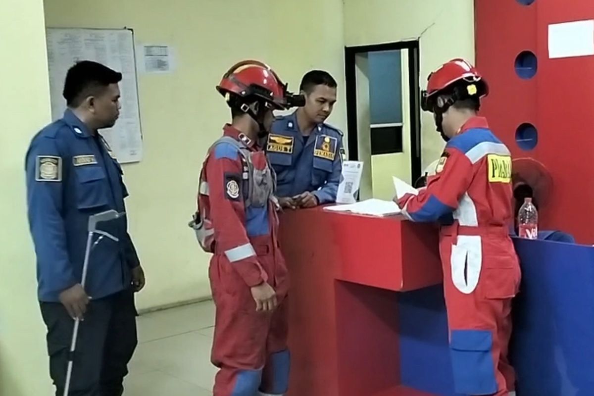 Petugas pemadam kebakaran (Damkar) Kabupaten Bekasi terkena prank atau dikerjai debt collector pinjaman online (pinjol) dengan modus evakuasi ular pada Sabtu (5/7/2025).
