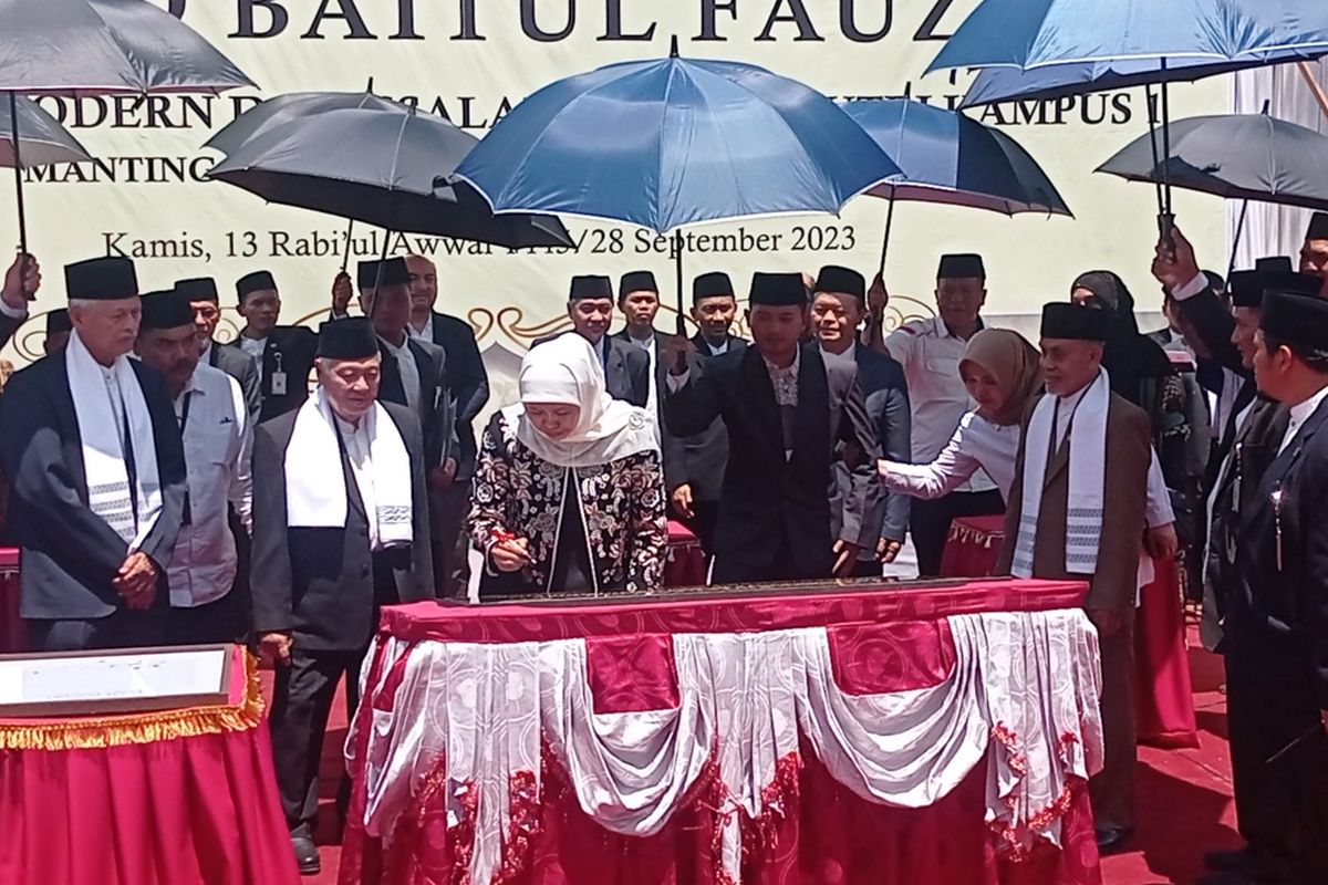 Gubernur Jawa Timur Khofifah Indar Parawansa menghadiri acara peringatan 100 tahun Pondok Modern Darussalam Gontor di Kampung Putri Mantingan Kabupaten Ngawi. Diusia 100 tahun Pondok Gontor telah memberikan kontribusi mencerdaskan kehidupan bangsa dengan sumber daya manusia yang berkualitas melalui pendidikan.