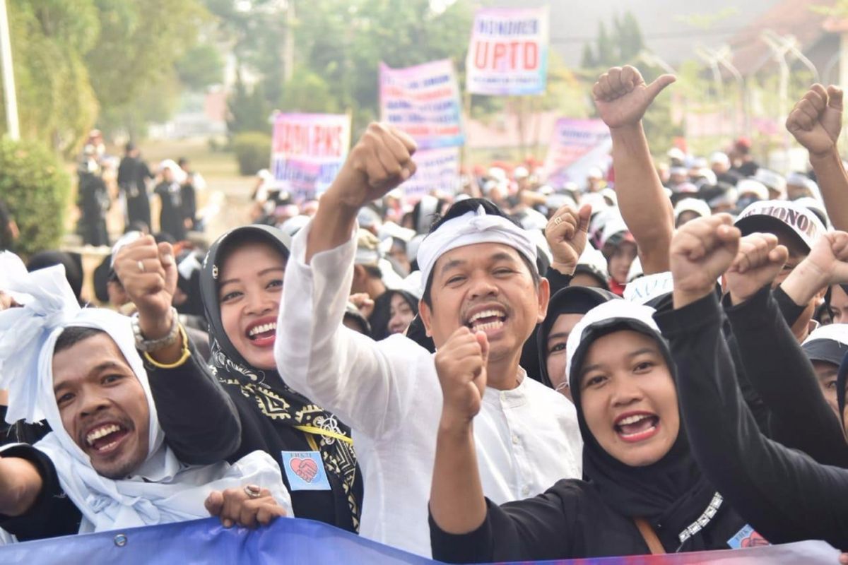 Ketua Tim Kampanye Daerah Jawa Barat untuk Jokowi-Maruf Amin, Dedi Mulyadi saat memimpin demo tenaga honorer di Purwakarta, Sabtu (22/9/2018).