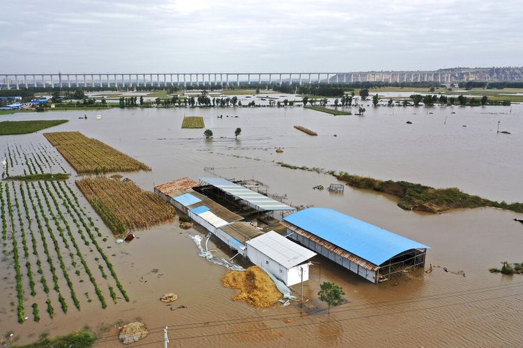 Dalam foto yang dirilis oleh Kantor Berita Xinhua ini, foto udara menunjukkan Sungai Kuning yang meluap di dekat Desa Lianbo di Kota Hejin, Provinsi Shanxi, China utara, Minggu, 10 Oktober 2021. 