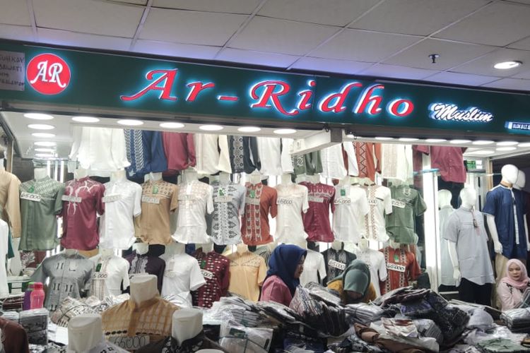 Toko baju Ar Ridho milik Yuli, yang menjual pakaian muslim di Blok B Pasar Tanah Abang, Jakarta, Kamis (8/4/2021).