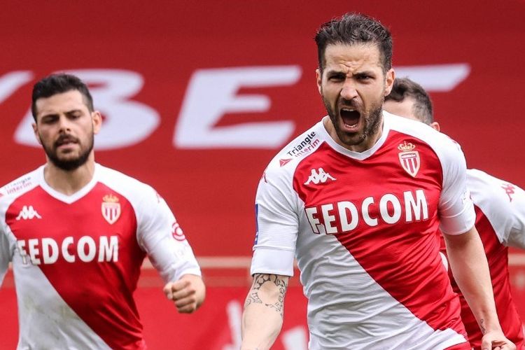 Gelandang AS Monaco, Cesc Fabregas (tengah) merayakan dengan rekan satu timnya setelah mencetak gol selama pertandingan sepak bola L1 Prancis antara AS Monaco dan FC Metz di stadion Louis II di Monaco, pada 3 April 2021.