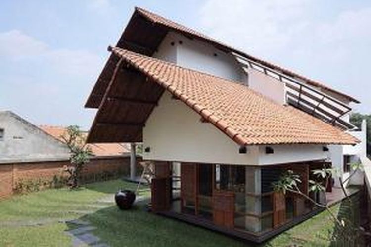 Rumah dengan desain arsitektur tropis.
