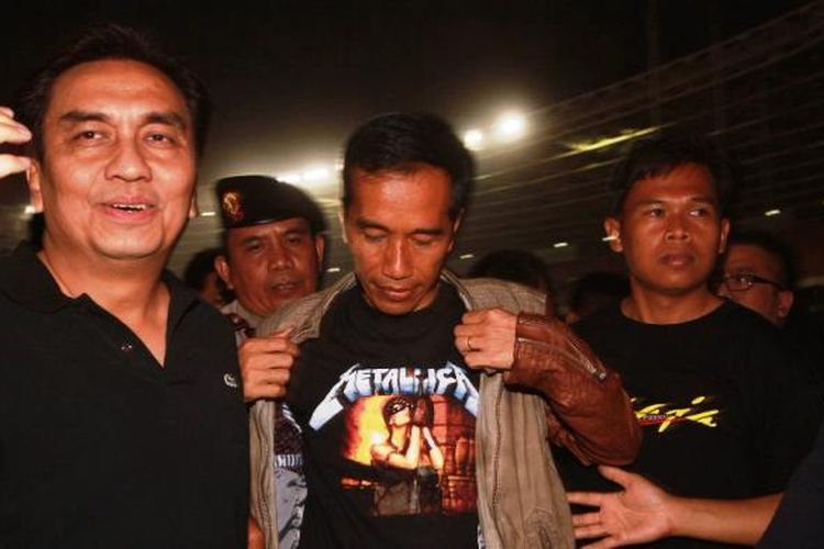 Joko Widodo atau Jokowi (tengah) dengan mengenakan kaos Metallica serta jaket cokelat pulang seusai menyaksikan konser musik Metallica di Stadion Utama Gelora Bung Karno (SUGBK), Senayan, Jakarta Pusat, Minggu (25/8/2013) malam. Ia didampingi rekan separtainya, Effendi Simbolon (kiri).