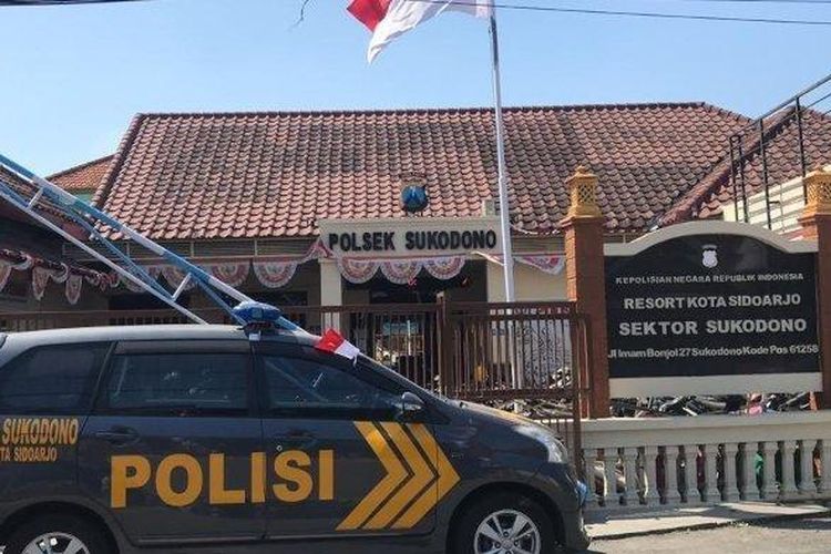 Kapolsek Sukodono, AKP I Ketut Agus Wardana  atau KTW ditangkap Propam Polda Jawa Timur terkait dugaan penyalahgunaan narkoba. 
