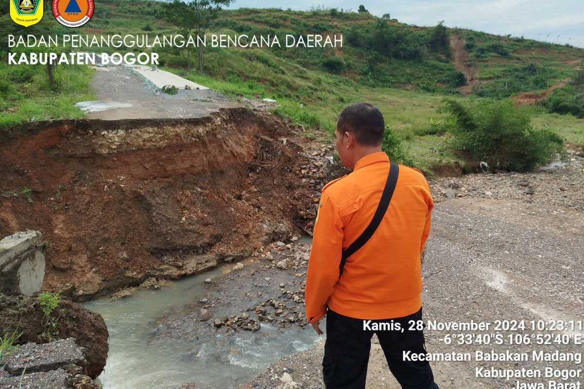 Kondisi jembatan Jalan di Jalur Puncak II yang menghubungkan Desa Hambalang Kecamatan Citeureup dan Desa Babakan Madang, Kecamatan Babakan Madang, Kabupaten Bogor, ambles akibat tanah longsor, Kamis (28/11/2024).