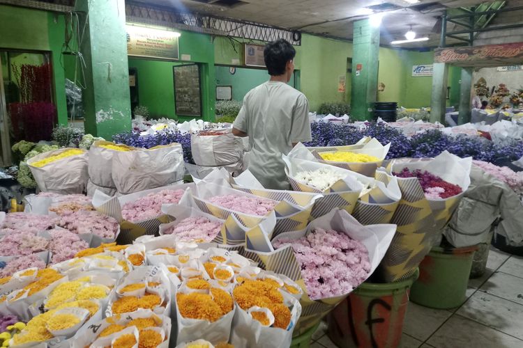 Hamparan bunga yang digelar para pedagang di dalam Pasar Bunga Rawa Belong, Senin (22/1/2024).