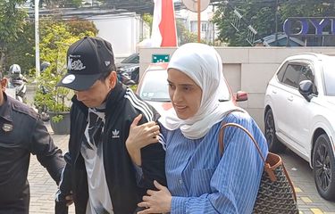 Artis peran Sonny Septian (kiri) dibantu istrinya, Fairuz A Rafiq saat hendak check up di RS Abdi Waluyo, Jakarta Pusat (16/8/2024).