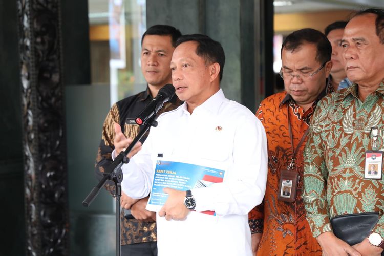 Menteri Dalam Negeri (Mendagri) Muhammad Tito Karnavian di hadapan awak media di Kantor Pusat Kementerian Dalam Negeri (Kemendagri), Jakarta, Jumat (31/1/2025).
