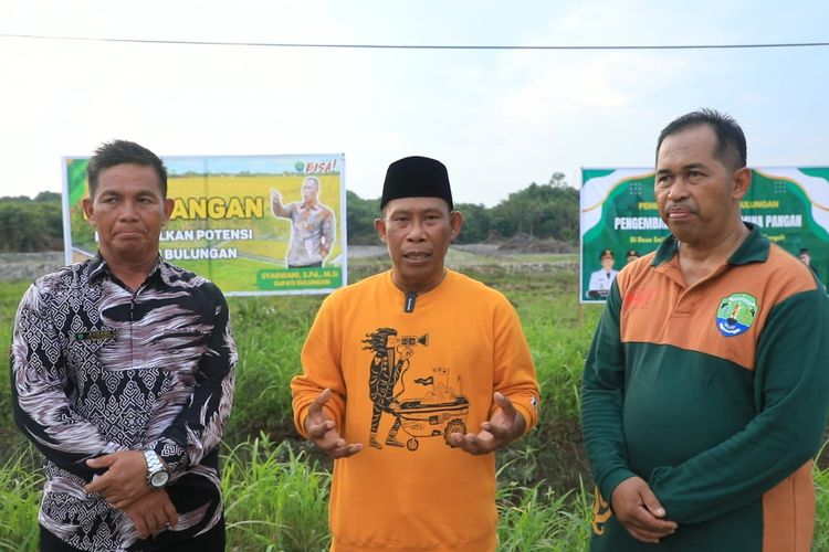 Bupati Bulungan Syarwani menyerahkan bantuan peralatan mekanis pertanian dan juga bantuan bibit serta meninjau kawasan minapangan di Desa Salimbatu beberapa waktu lalu. 